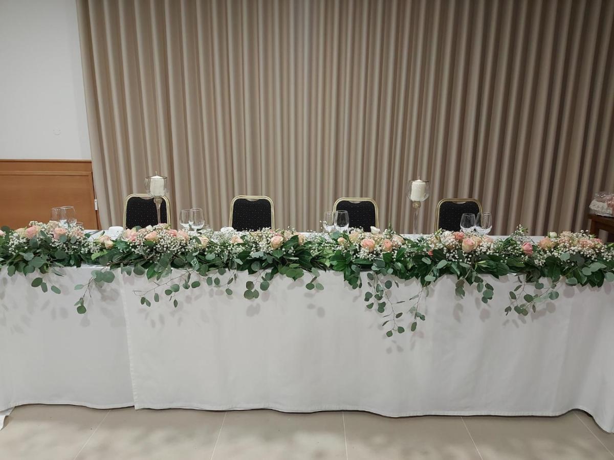 Douro Scala Hotel Mesao Frio Ngoại thất bức ảnh A long table decorated with flowers