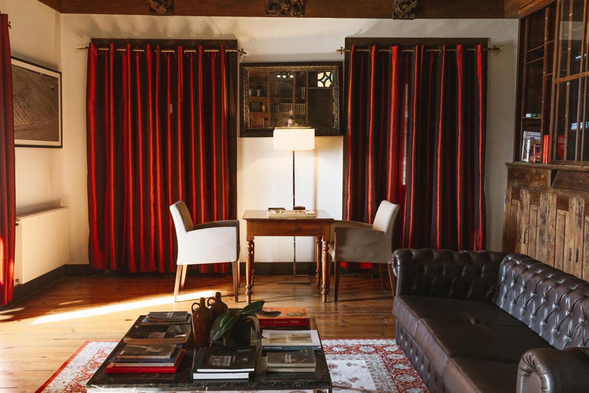 Douro Scala Hotel Mesao Frio Ngoại thất bức ảnh Curtains in a living room