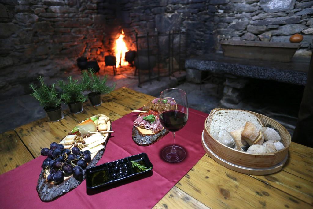 Douro Scala Hotel Mesao Frio Ngoại thất bức ảnh A typical meal at a restaurant in the region